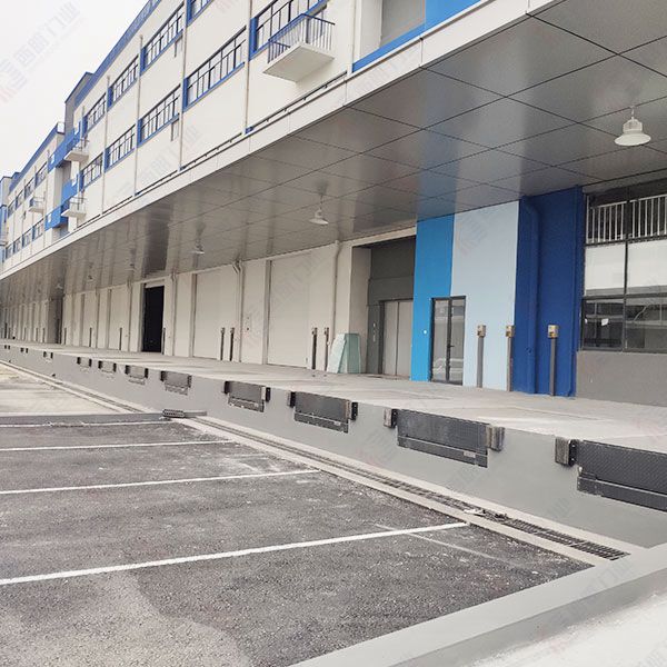 物流保税区液压卸货平台，赋能全球贸易枢纽