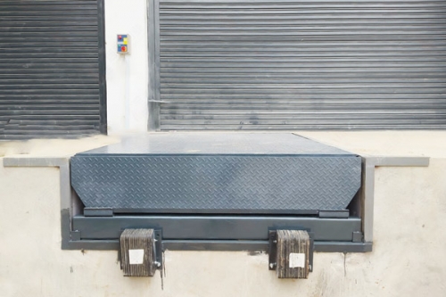 因液压卸货平台，从月台到车厢0距离！