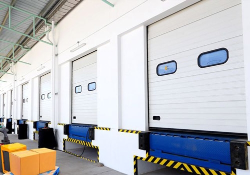 新加坡液压卸货平台，配备防坠防滑双重防护