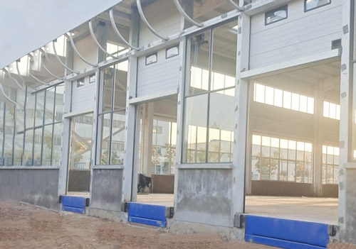 西朗翻板式卸货平台：守护康宝莱保健品仓储的洁净与高效