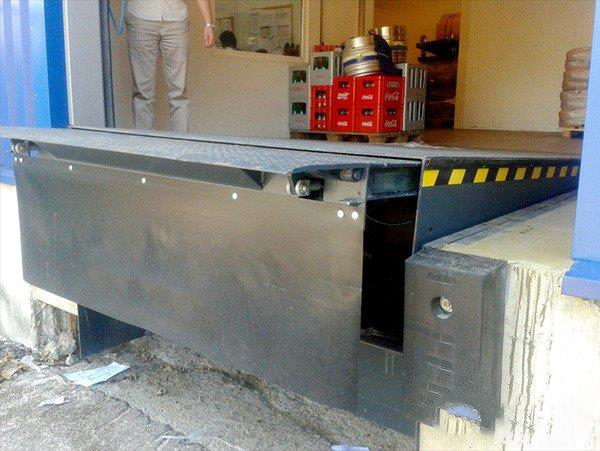 伸缩式装卸货平台 伸缩式装卸货平台