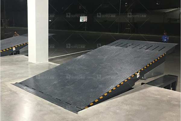 伸缩式装卸货平台 伸缩式装卸货平台