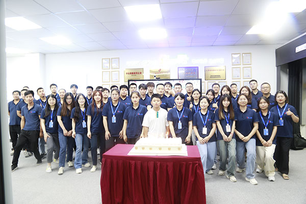 西朗门业员工合影 西朗门业员工合影