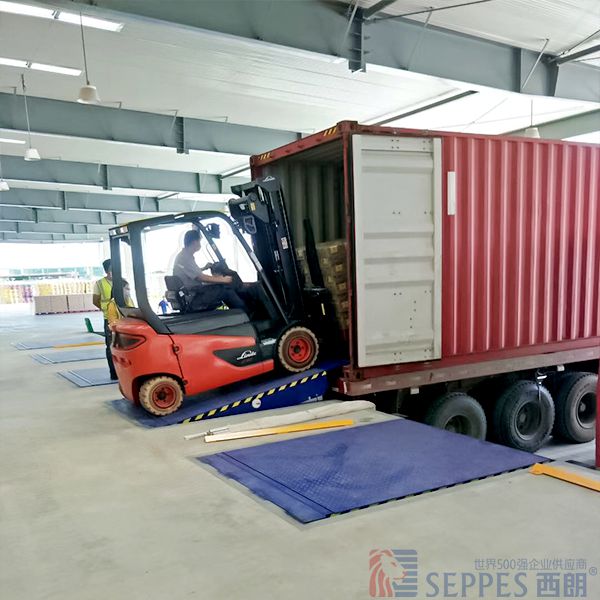 集装箱的装卸货平台 集装箱的装卸货平台