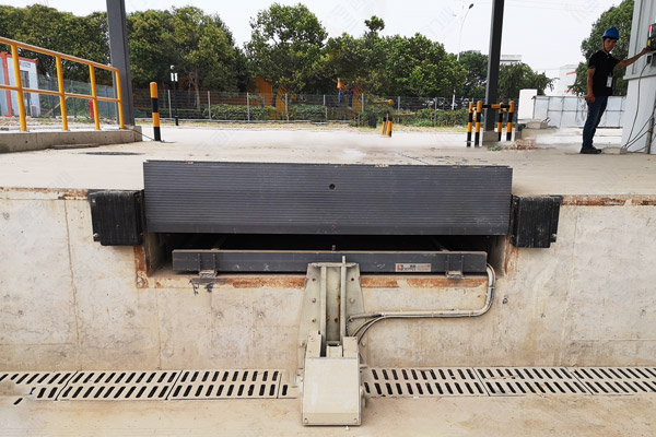 货车限动器+登车卸货平台 货车限动器+登车卸货平台