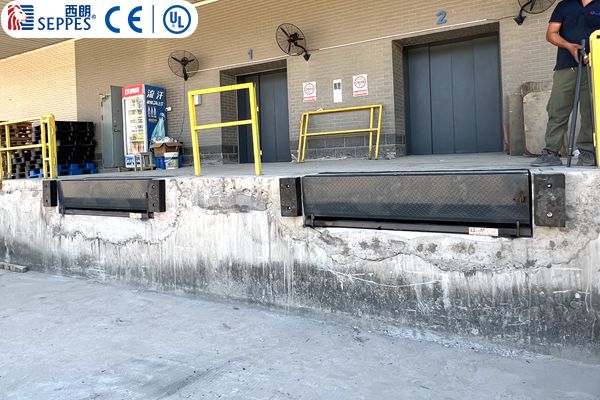 手动沿边式卸货平台 手动沿边式卸货平台