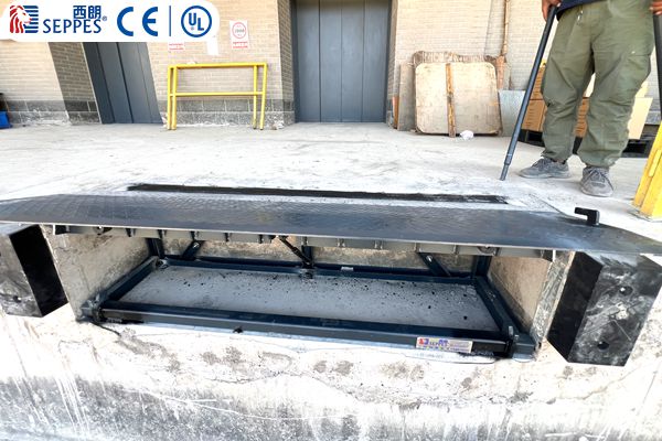 手动沿边式卸货平台 手动沿边式卸货平台