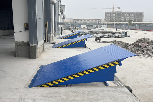 翻板式卸货平台 翻板式卸货平台